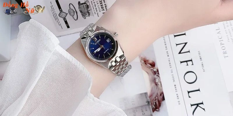 Mẫu đồng hồ nữ với dây kim loại sáng bóng, thích hợp cho các quý cô hiện đại