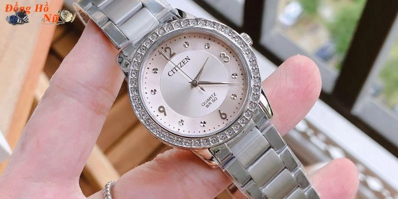 Mẫu đồng hồ nữ với dây kim loại sáng bóng, thích hợp cho các quý cô hiện đại