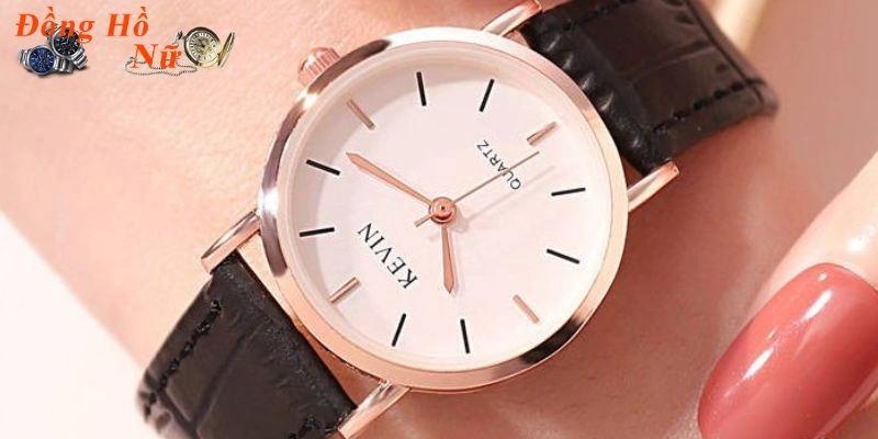 Kết hợp giữa mặt số đơn giản và dây da mềm mại, phù hợp với nhiều phong cách